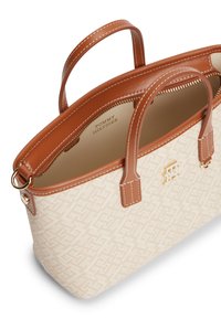 Τσάντα Tommy Hilfiger σε κρεμ και ταμπά χρώμα με μοτίβο μονόγραμμα, χρυσή πλακέτα με το λογότυπο και διπλά ραμμένες λαβές.