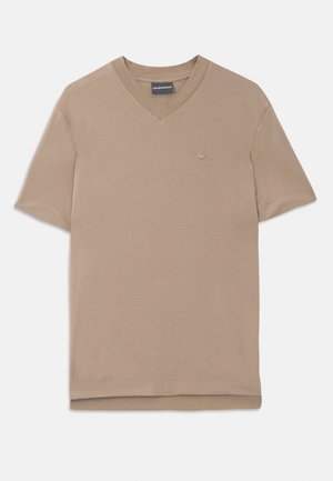 T-shirt beige à manches courtes en V avec un petit logo sur la poitrine gauche, fabriqué en tissu de coton doux.