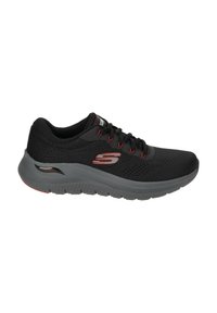 Scarpa sportiva nera con tomaia in rete traspirante, accenti rossi, intersuola grigia imbottita e suola in gomma testurizzata. Presenta un design con lacci e logo.