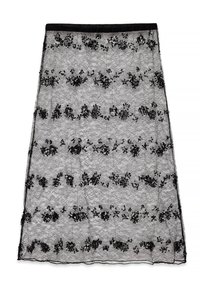 Melnas mežģīņu svārki ar ziedu izšuvumu un spīdumiem. Tam ir pieguļošs viduklis un plūstoša A-formas siluets. Tekstūrēts raksts uzlabo dizainu.