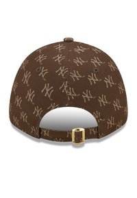 Ruskea baseball-lippis, jossa on toistuva vaaleanruskea NY-logo-kuvio. Varustettu säädettävällä hihnalla, jossa on kultainen solki. Kankaan pinta on sileä.