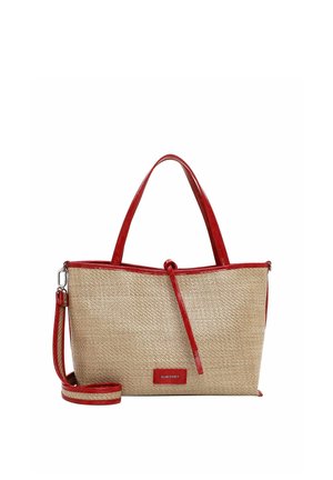 Bolso tote tejido beige con asas de cuero rojo, ribete y correa de hombro desmontable, con una pequeña etiqueta de marca roja en el frente.
