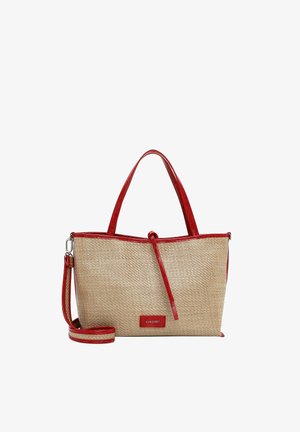 Bolso tote tejido beige con asas de cuero rojo, ribete y correa de hombro desmontable, con una pequeña etiqueta de marca roja en el frente.