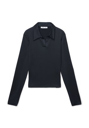 Czarna, długorękawowa koszula polo wykonana z gładkiego materiału, z kołnierzykiem w kształcie szpicu, pół-zapięciem i skróconym dołem.