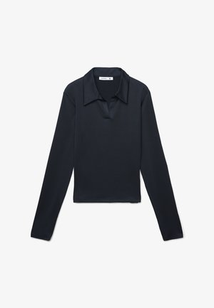 Czarna, długorękawowa koszula polo wykonana z gładkiego materiału, z kołnierzykiem w kształcie szpicu, pół-zapięciem i skróconym dołem.