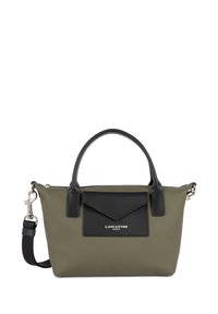 Borsa a tracolla in nylon verde oliva con tasca a soffietto in pelle nera e logo. Presenta doppio manico e una tracolla rimovibile.