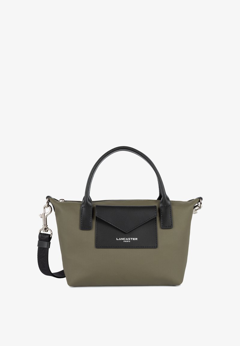 Borsa a tracolla in nylon verde oliva con tasca a soffietto in pelle nera e logo. Presenta doppio manico e una tracolla rimovibile.