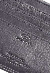 Cartera de cuero gris con múltiples compartimentos para tarjetas, logotipo en relieve "RFID SAFE", textura suave y detalle de costura sutil.