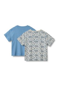 Dos camisetas de manga corta: una de color azul claro sólido y la otra crema con un diseño floral azul. Tela de algodón, corte casual, cuello redondo.
