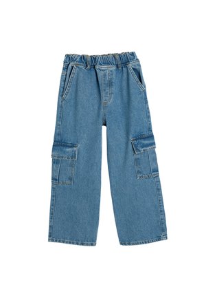 Pantalones cargo de mezclilla azules con una cinturilla elástica, piernas anchas y dos bolsillos laterales. Presenta costuras cosidas y una textura deslavada.