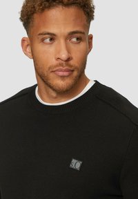 s.Oliver MIT NAHTDETAILS UND LOGO - Strickpullover - schwarz