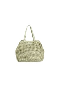 Geweven rieten handtas in lichtbeige met een gestructureerd oppervlak, voorzien van gevlochten handvatten en een discreet logo-label op de voorkant.