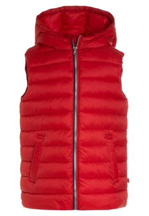 Gilet imbottito rosso con cappuccio, chiusura a zip e tasche laterali. Presenta una trapuntatura orizzontale e una texture liscia e lucida.