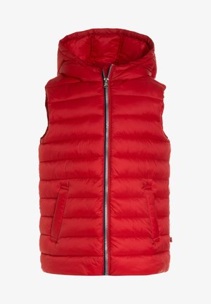 Gilet rembourré rouge avec capuche, fermeture zippée et poches latérales. Caractéristiques de couture horizontale et texture lisse et brillante.