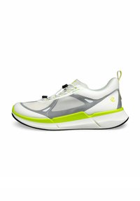 Scarpa sportiva bianca con pannelli in rete e accenti verde neon. Presenta una suola testurizzata, lacci regolabili e un manico sul tallone.