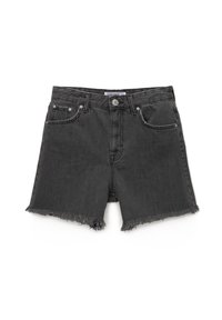 Svart denimshorts med hög midja, fransad nederkant, fem fickor och silverdetaljer. Slät textur med kontrasterande sömdetaljer.