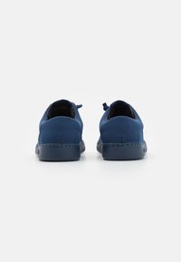 Scarpe in pelle blu con punta arrotondata e design a profilo basso. Presentano dettagli di cucitura e linguette sul tallone per un facile indossamento.