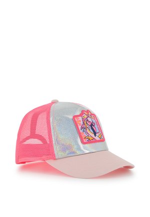 Gorra trucker rosa y plateada con parte trasera de malla y parche con un flamenco colorido que lleva gafas de sol en forma de corazón en el panel frontal.