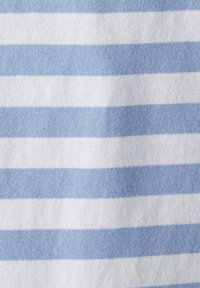 Textură de material textil cu dungi orizontale albastre și albe, material moale, țesut din bumbac.