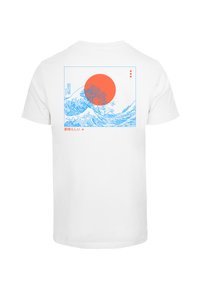 Weißes T-Shirt mit einem blauen Wellenmotiv und einer orangefarbenen Sonne, umrandet von einem rechteckigen blauen Rahmen und roten japanischen Schriftzeichen.