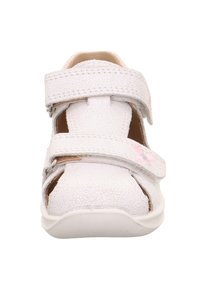 Weiße Sandale aus strukturiertem Synthetikmaterial, mit zwei verstellbaren Klettverschlüssen und dezenten rosa Blumenakzenten. Offenes Design mit runder Zehenpartie.