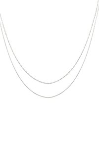 Collana a tre strati in argento, con diversi design di anelli: anelli piatti, attorcigliati e rotondi, creando un interesse visivo testurizzato.