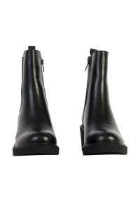 Paire de bottines en cuir noir élégant avec fermetures éclair latérales, vues de face sur un fond blanc.