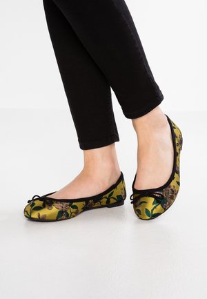 Kwiatowe baleriny wykonane z satyny, na żółtym tle, z czarnym obszyciem i ozdobą w formie kokardki. Charakteryzują się niskim profilem i elastyczną podeszwą.