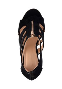 Sandale en suède noir avec plusieurs lanières, design à bout ouvert, fermeture éclair sur le côté et semelle intérieure beige. Présente une silhouette élégante et moderne.