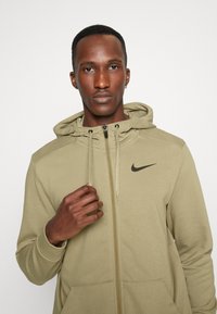 Nike Performance Felpa con zip - neutral olive/black