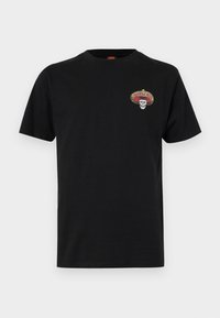 Schwarzes Baumwoll-T-Shirt mit einem bunten gestickten Totenkopf mit Sombrero. Klassischer Rundhalsausschnitt und kurze Ärmel, glatte Textur.