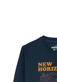 Navyblauwe T-shirt van katoen met een ribbelboord rond de hals. Geaccentueerd met oranje tekst "NEW HORIZON" en een gedetailleerd grafisch ontwerp aan de voorkant.