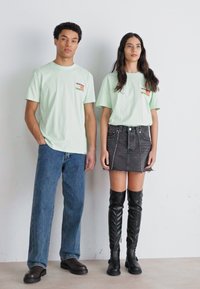 Tommy Jeans TJM REG SUMMER FLAG TEE EXT - T-shirt con stampa - opal green