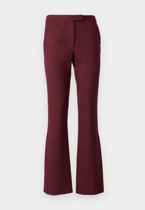 Pantalon sur mesure bourgogne avec ourlet évasé, fabriqué en tissu tissé, présentant une taille ajustée et un discret détail de couture à l'avant.