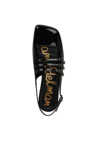 Zwarte lakleren schoen met een vierkante neus, voorzien van drie decoratieve banden en een slingback ontwerp. Gouden merklogo op de binnenzool.