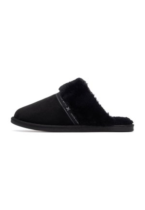 Pantuflas negras con un suave forro de piel sintética, parte superior de ante, suela de goma plana y un sutil acento de marca a lo largo de la banda.