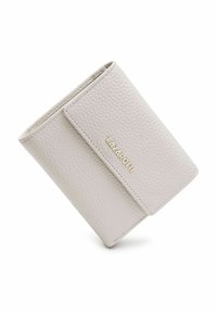 Helle graue Lederbörse mit strukturiertem Finish, ausgestattet mit einem Umklappdeckel und goldfarbener Branding auf der Vorderseite. Kompaktes und rechteckiges Design.