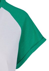 Kortermet raglan T-skjorte med hvit kropp og grønne ermer. Laget av bomull, med en glatt tekstur og brettede ermekanter.