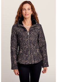 Gestepptes schwarzes Jacket mit einem hellen Zebramuster, Modefellkragen, Reißverschluss und seitlichen Taschen mit metallischen Akzenten.