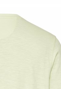 Lys grøn kortærmet t-shirt med rund halsudskæring, glat tekstur og et subtilt meleret mønster i stoffet.