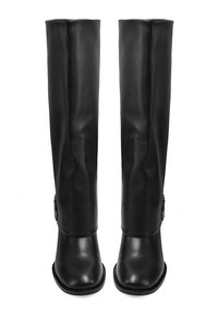 Botas negras hasta la rodilla, fabricadas en cuero suave, con punta cuadrada y pequeño tacón de bloque. Cuentan con un detalle de hebilla lateral.