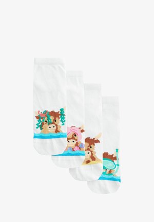 Quattro coppie di calzini bianchi con colorati animali dei cartoni animati in acqua, adornati con accessori marini e design giocosi.