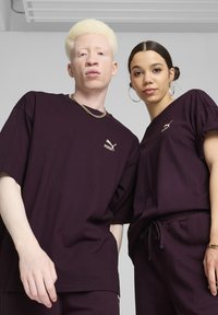 Puma BETTER CLASSICS OVERSIZED TEE - Jednoduché tričko - midnight plum