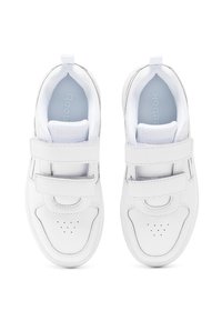 Tênis brancos esportivos com acabamento em couro liso, apresentando duas tiras de Velcro, bico perfurado para ventilação e forro interior macio.