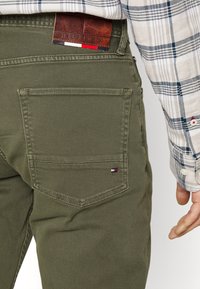 Tommy Hilfiger DENTON COLOR - Calças de ganga de perna direita - countryside khaki