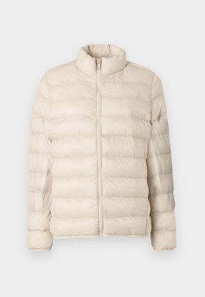 Chaqueta acolchada color beige claro con un cuello alto, que presenta un cierre frontal con cremallera y una textura acolchada. Tela suave con costuras horizontales.