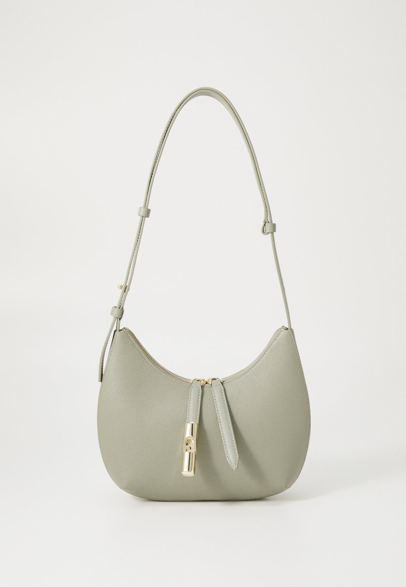 Borsa a tracolla hobo in pelle texturizzata verde chiaro, caratterizzata da una forma curva, chiusura con zip dorata e una sola tracolla regolabile.