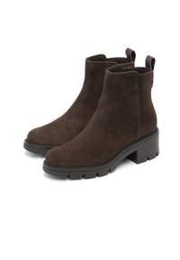 Brązowe botki zamszowe na słupku, o gładkiej fakturze, z wycięciami po bokach i pętelkami ułatwiającymi zakładanie.