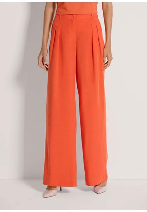 Weit geschnittene Hose in leuchtendem Orange, aus leichtem Stoff gefertigt. Verfügt über Falten vorne, einen Knopfverschluss am Bund und eine glatte Textur.