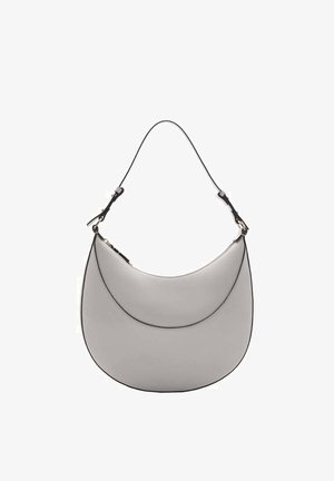 Bolso de hombro de piel gris con diseño curvo, ribete negro contrastante y correa ajustable. Textura suave y estilo minimalista.